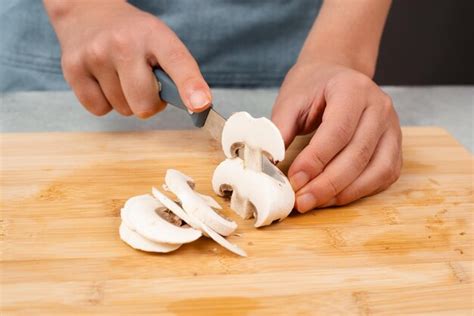 Couper Des Champignons De Paris Sur Une Planche De Bois Préparer Une