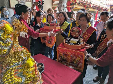 開基三媽回開台祖家媽 神聖溫馨南瑤宮笨港進香換龍袍