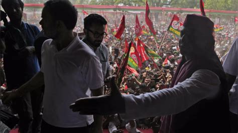 Rahul Gandhi Akhilesh Yadav Unite In Phulpur Rally Ends In Chaos Due To Overcrowding