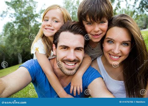 Lycklig Ung Familj Som Tar Selfies Med Hennes Smartphone I Medeltalen