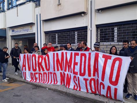 Palermo La Protesta Per Il Rdc Davanti Al Centro Per Limpiego