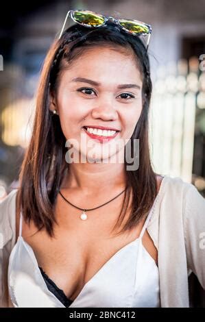 Une jolie fille philippine avec un sourire époustouflant pose Photo