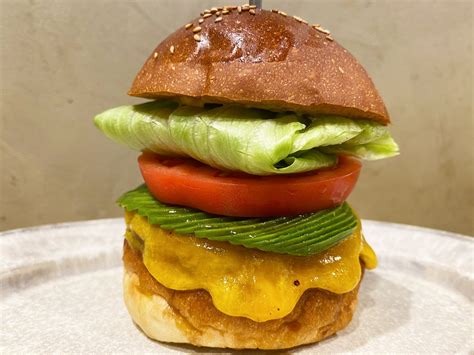 肉の旨味がたまらない！ 池袋『no18』のハンバーガーは焼き加減もオーダーできるステーキ肉100％の絶品グルメ｜さんたつ By 散歩の達人