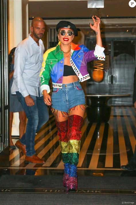 Lady Gaga Aux Couleurs De La Gay Pride Sort De Son Hôtel à New York Le