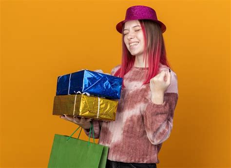 Alegre Con Los Ojos Cerrados Hermosa Joven Vistiendo Gorro De Fiesta