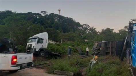 V Deo Veja O Momento Em Que Trem Parte Caminh O Ao Meio Em Joinville