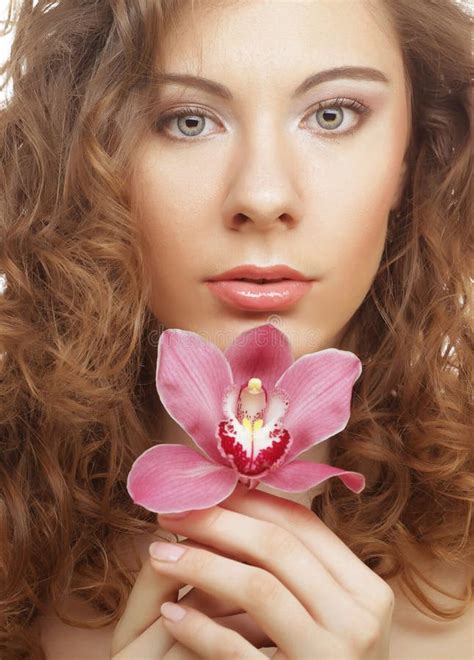 Mujer Hermosa Con La Orquídea Rosada Foto de archivo Imagen de