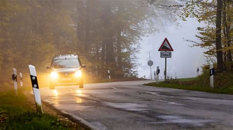 Autofahren im Herbst Glätte Inseln wo Sie jetzt besonders aufpassen