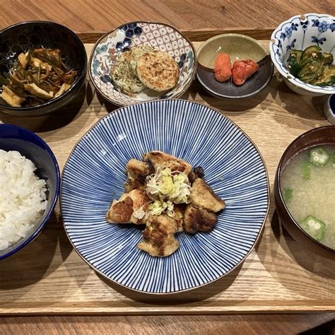 【献立】鶏むね肉の柚子胡椒焼き、冷奴に食べるラー油、昆布と人参と油揚げの炒め物、長芋グリルに青海苔、焼き明太子、きゅうりのナムル、オクラのお