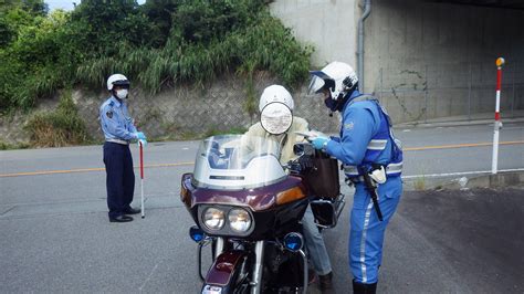 兵庫県警察本部交通企画課 On Twitter 【バイクの日キャンペーン 南但馬署】8月19日（バイクの日）丹波署と遠阪峠付近で二輪運転者に対し、白バイ隊員が交通事故防止を呼び掛ける