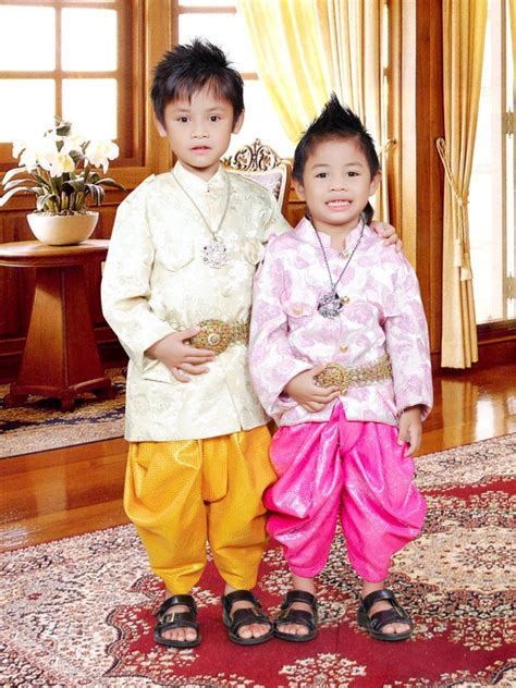 Jewel in Cambodia | Cambodian clothes, Traditional outfits, Cambodian ...