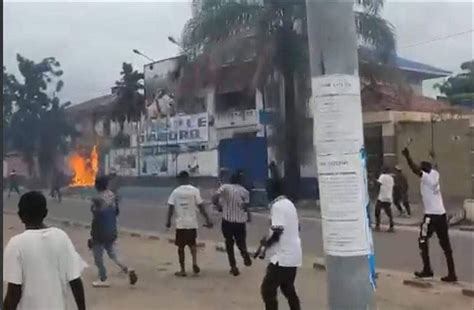 Politique Les militants de lUDPS manifestent au siège du parti