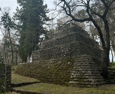 Piramidi Dell Etna Storia Delle Misteriose Turrette Che Rischiano Di