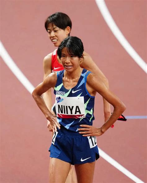 女子5000メートル決勝、レースを終えた新谷仁美（手前）と広中璃梨佳（撮影・小海途 良幹） ― スポニチ Sponichi Annex スポーツ