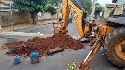 Saae Barretos Realiza Reparo Na Rede De Gua Na Rua No Bairro