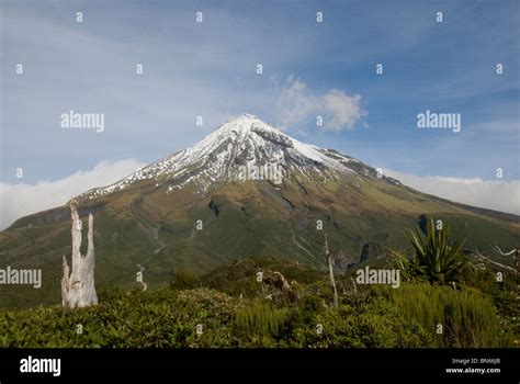 Mount Taranaki, (or Mount Egmont) Volcano, Egmont National Park ...