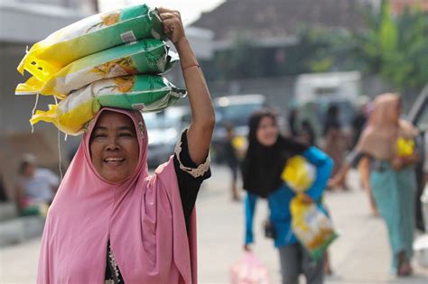 FOTO Emak Emak Kompak Serbu Sembako Murah Yang Dijual Di Gerakan