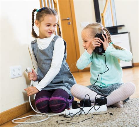 Deux Filles Jouant Avec L Lectricit Image Stock Image Du N Gligent