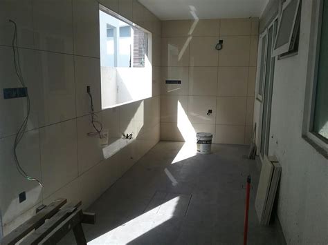 pemasangan tile dinding dapur