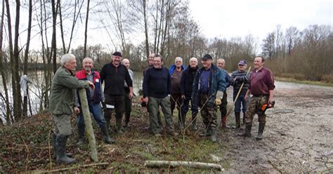 Montrevel en Bresse Les pêcheurs nettoient les berges du lac pour la