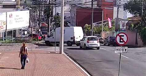 V Deo C Mera Registra Van Colidindo Em Poste Na Rua Joinville Em