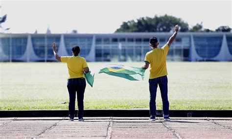 Em Dia De Jejum Convocado Por Bolsonaro Religiosos Rezam Em Frente Ao