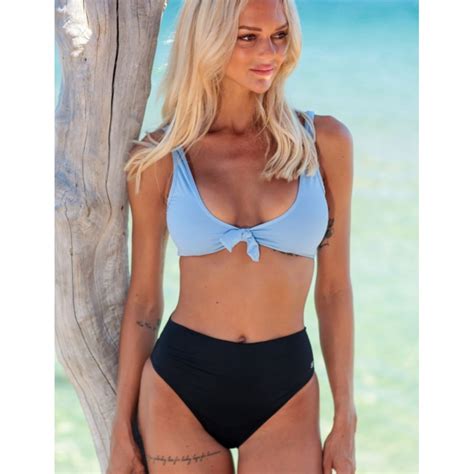 Ensemble bikini brassière bleu clair et culotte haute noire taille à