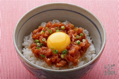 まぐろのユッケ丼の献立（副菜：白菜とみょうがの甘酢漬け、汁物：にらと油揚げのみそ汁）｜献立・メニュー｜【味の素パーク】たべる楽しさを、もっと。