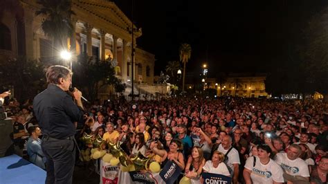 Elezioni Bagno Di Folla Per Conte Davanti Al Teatro Massimo Nessuno