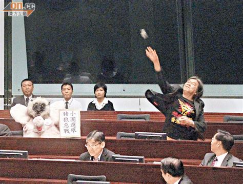 長毛掟糖抗議 大舊揮春諷刺 東方日報