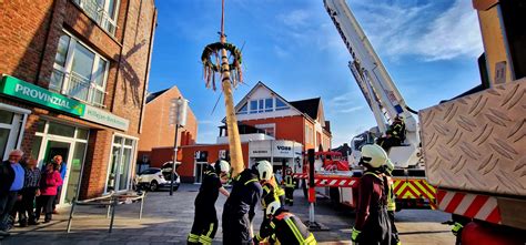 Feuerwehr unterstüzt beim Maibaum aufstellen Freiwillige Feuerwehr