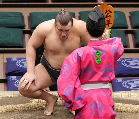 大相撲初場所13日目最上桜を破り勝ち名乗りを受ける安青錦撮影木村 揚輔 スポニチ Sponichi Annex スポーツ