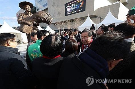 동대구역 광장에 박정희 동상 세워져시민단체 강한 반발 네이트 뉴스