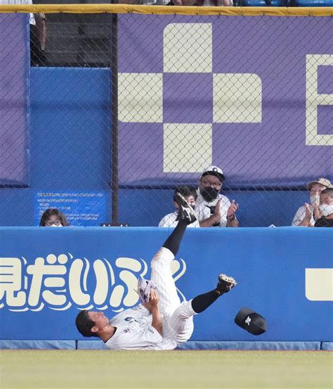 【ロッテ】福田秀平が左肩関節前方脱臼 24日西武戦で外野フェンスに激突 プロ野球写真ニュース 日刊スポーツ