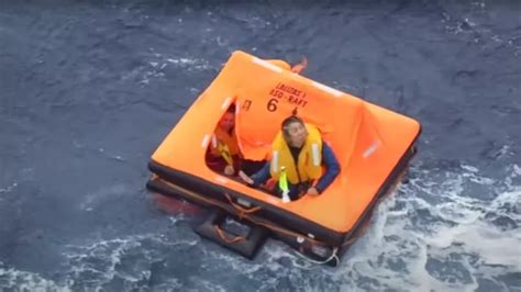 Vídeo Brasileiro é resgatado em alto mar após naufrágio e morte de