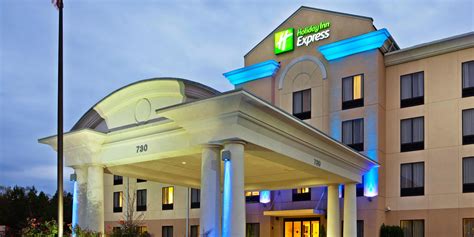 Pet-Friendly Hotels In Knoxville, TN | Holiday Inn Express Knoxville ...