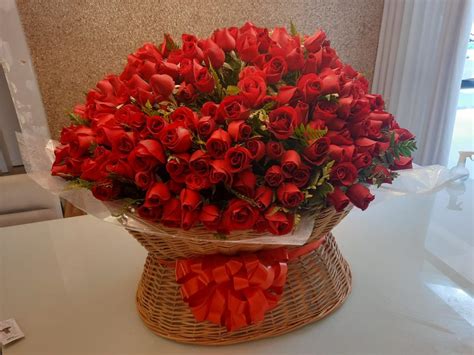 Buque De Rosas Gigante - Buquê Gigante de Rosas Vermelhas no Cesto - Floricultura BH, Cestas de ...
