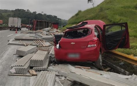 Carreta Que Transportava Telhas Tomba E Parte Da Carga Atinge Carro Em