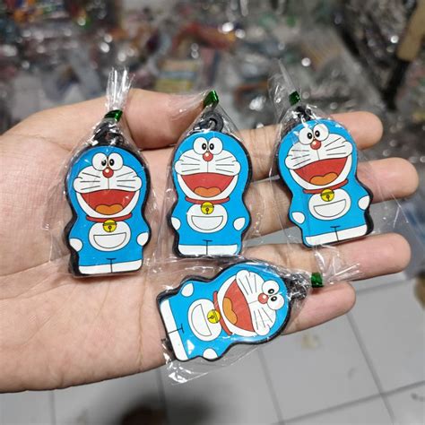 Jual 100 PCS SOUVENIR PERNIKAHAN GANTUNGAN KUNCI DORAEMON STIKER KEMAS