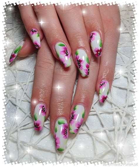 Fullcover mit Frühlingsmalerei Blüten und Blätter Nageldesign