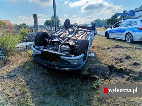 Pijany kierowca odjechał na widok policji Po chwili dachował i