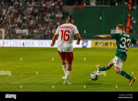 Patryk Kun En Un Duelo Con Dani Ram Rez Durante El Partido De Pko Bp