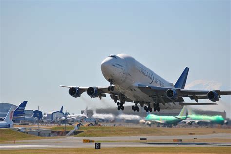 Beautiful Dreamlifter takeoff. : r/aviation