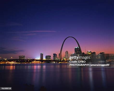 St Louis Arch At Night Photos And Premium High Res Pictures Getty Images