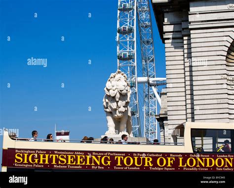 SIGHTSEEING TOUR BUS IN LONDON WITH TOURISTS Stock Photo - Alamy