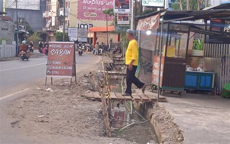 Lubang Galian Proyek Drainase Jalan Pahlawan Dibiarkan Menganga