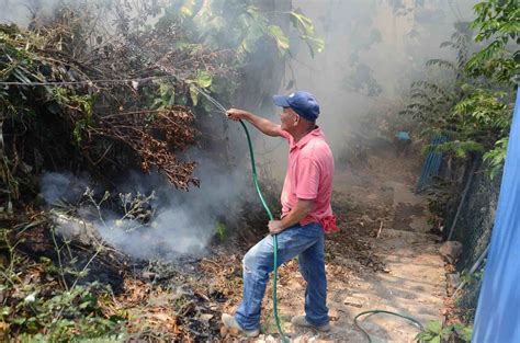 Logran Sofocar Incendio Que Amenazaba Con Extenderse A Viviendas En