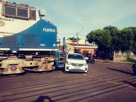 Carro é atingido por trem quando tentava atravessar a linha férrea