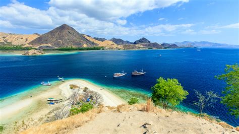 Panorama Pemandangan Pantai Dan Kapal Wisata Yang Berlayar Di Pulau