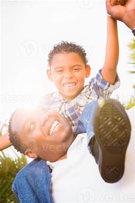 Fils De Race Mixte Et Père Afro Américain Jouant Ensemble à Lextérieur